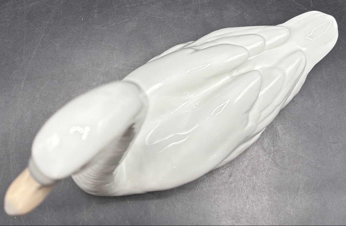 Glazed Porcelain Swan Figurine From The 1983 Lladro Collection-photo-1