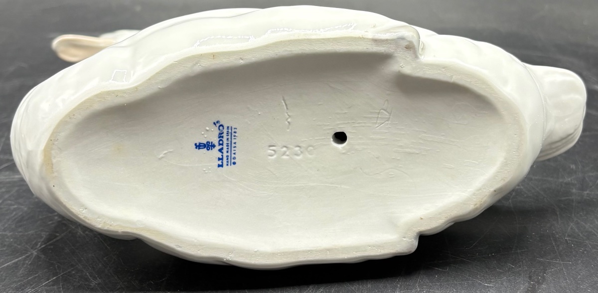 Glazed Porcelain Swan Figurine From The 1983 Lladro Collection-photo-2