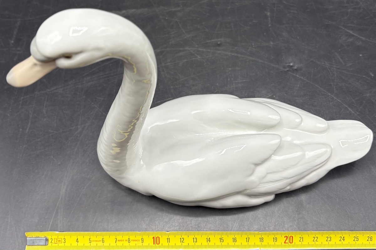 Glazed Porcelain Swan Figurine From The 1983 Lladro Collection-photo-6