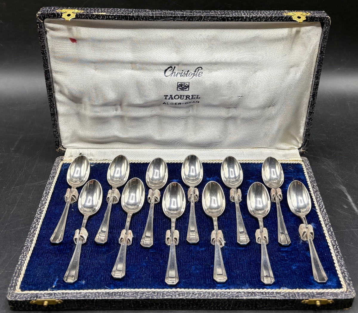  COFFRET DE DOUZE CUILLÈRES À MOKA VERS 1920 EN MÉTAL ARGENTÉ CHRISTOFLE MODÈLE PALME