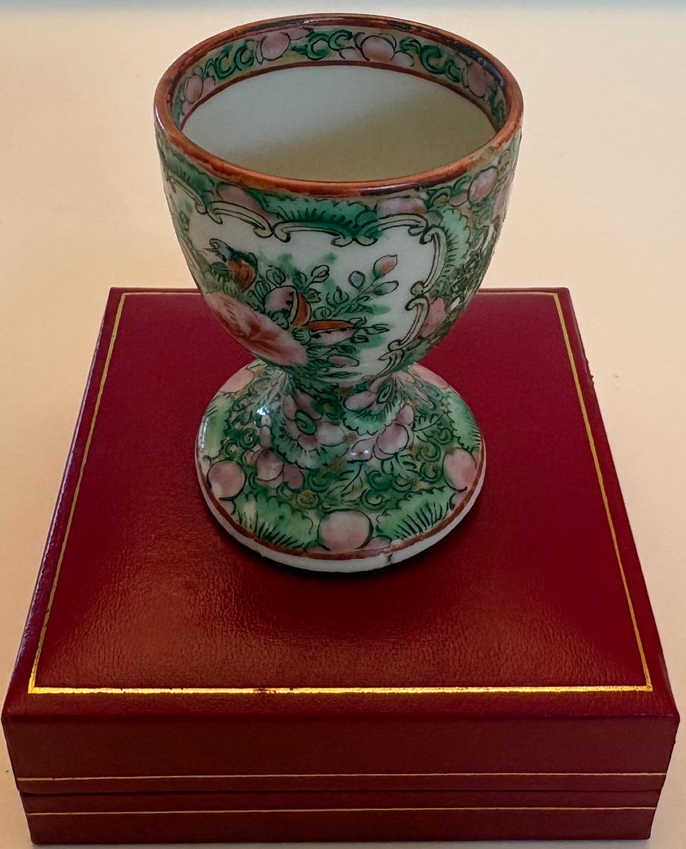 COQUETIER EN PORCELAINE ÉMAILLÉE PEINTE À  COULEURS DES ANNÉES 1900 CANTON CHINE-photo-4