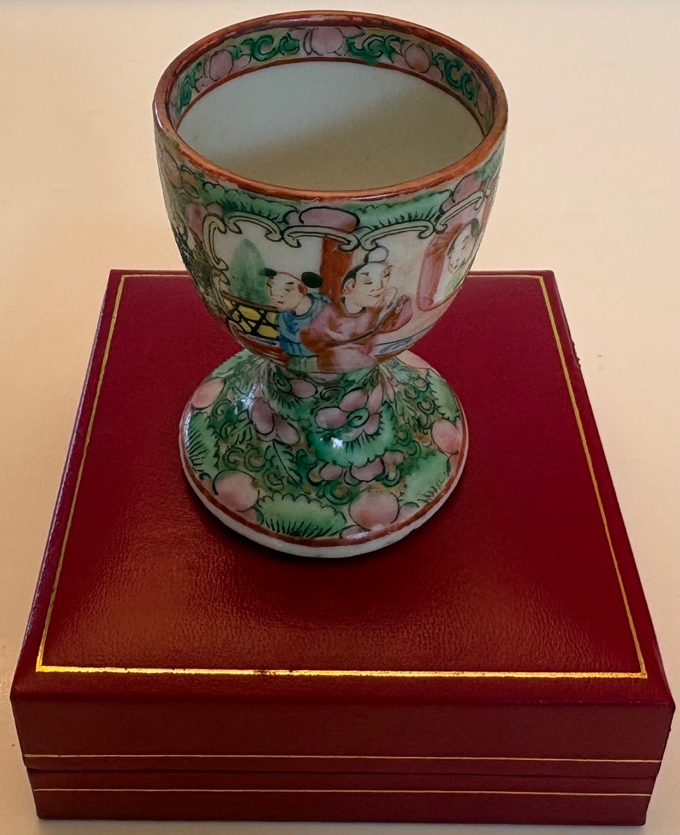 COQUETIER EN PORCELAINE ÉMAILLÉE PEINTE À  COULEURS DES ANNÉES 1900 CANTON CHINE
