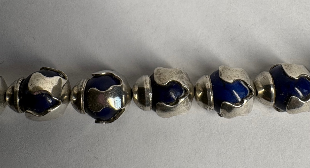 BRACELET GOURMETTE EN ARGENT MASSIF ET PERLES DE PÂTE DE VERRE DES ANNÉES 1960 MEXICAIN-photo-1