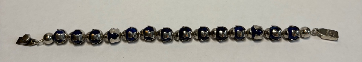 BRACELET GOURMETTE EN ARGENT MASSIF ET PERLES DE PÂTE DE VERRE DES ANNÉES 1960 MEXICAIN