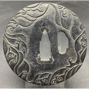 Tsuba Japonais Début XIXème En Airain Ciselé Patiné 