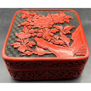 BOÎTE EN BOIS SCULPTÉ LAQUÉ AVEC APPLICATIONS LAQUÉES CHINOISE DES ANNÉES 1940/50