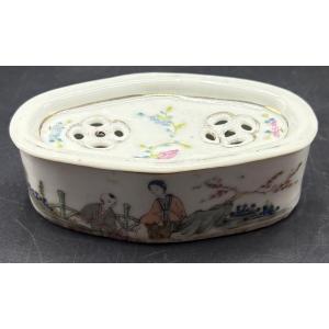 BOÎTE A GRILLONS EN PORCELAINE ÉMAILLÉE PEINTE , CANTON VERS 1900
