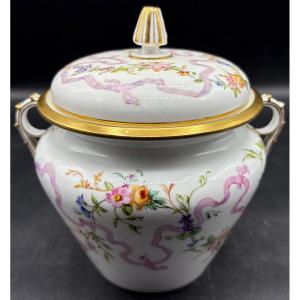 SUCRIER EN PORCELAINE ÉMAILLÉE PEINTE ET DORÉE DES ANNÉES 1834 SÈVRES