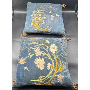 UNE PAIRE DE COUSSINS BRODÉS DES ANNÉES 1900 FRANÇAIS 