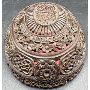 UNE DEMI NOIX DE COCO SCULPTÉE DATÉE AOÛT 1881 