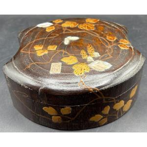 BOÎTE EN BOIS SCULPTÉ LAQUÉ, DORÉ, NACRE ET ARGENT JAPONAISE DES ANNÉES 1900