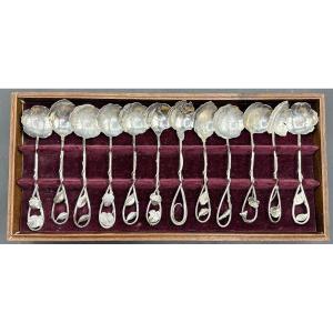 UNE SÉRIE DE DOUZE CUILLÈRES À SALADE DE FRUITS EN ARGENT MASSIF DES ANNÉES 1900 CHINOISES