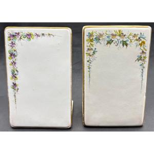 DEUX PORTES MENUS EN PORCELAINE ÉMAILLÉE SIGNÉE DELVAUX PARIS DES ANNÉES 1920/30