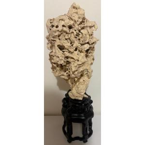 UNE PIERRE NATURELLE ET SOCLE EN BOIS SCULPTÉ LAQUÉ DES ANNÉES 1900 CHINOISE