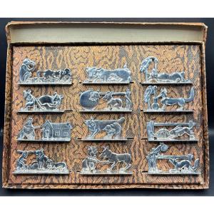 UN COFFRET DE 12 PORTES COUTEAUX EN LAITON CHROMÉ DES ANNÉES 1920/30 SIGNÉ BENJAMIN RABIER