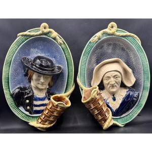 PAIRE DE PLATS DÉCORATIFS EN BARBOTINE DES ANNÉES 1900 FRANÇAIS