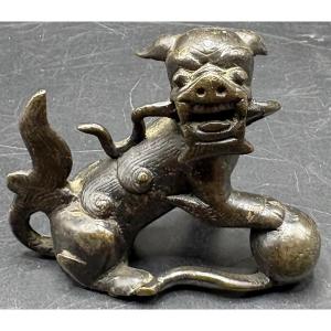 PETIT CHIEN DE FÖ EN BRONZE À CIRE PERDUE FIN XVIIIÈME CHINOIS