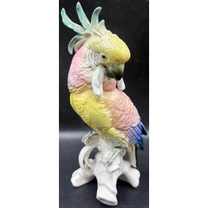 UN SUJET PERROQUET EN PORCELAINE ÉMAILLÉE DES ANNÉES 1920 PAR KARL ENS