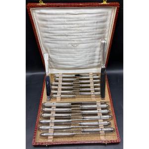 UNE SÉRIE DE DEUX FOIS DOUZE COUTEAUX DE TABLE EN MÉTAL ARGENTÉ LAME INOX VERS 1930 ERCUIS