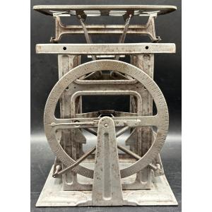 PÈSE LETTRES OU PETITS  COLIS EN ACIER SABLÉ DES ANNÉES 1900 TCHÉCOSLOVAQUIE