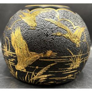 VASE BOULE EN VERRE SOUFFLÉ GRAVÉ À L’ACIDE ET DORÉ DES ANNÉES 1930 PAR SCHNEIDER 