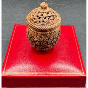 PETIT POT COUVERT EN COROZO SCULPTÉ DÉBUT XIXÈME DES COLONIES FRANÇAISES CAYENNES