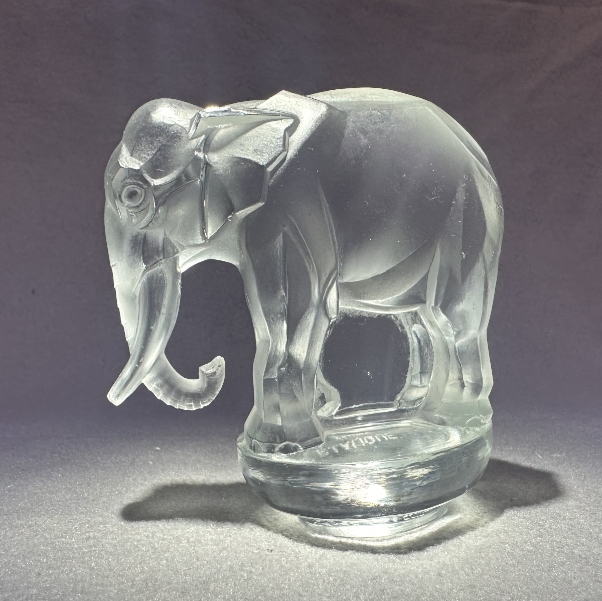 Presse-papier René Lalique -  Toby Eléphant en verre blanc