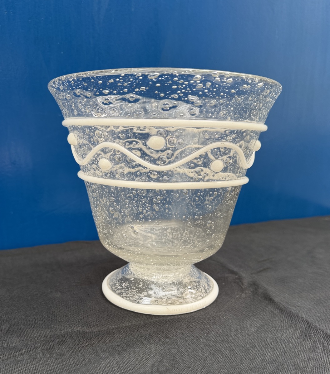Vase Art Déco en verre bullé à décor blanc appliqué, signé Daum Nancy, vers 1925