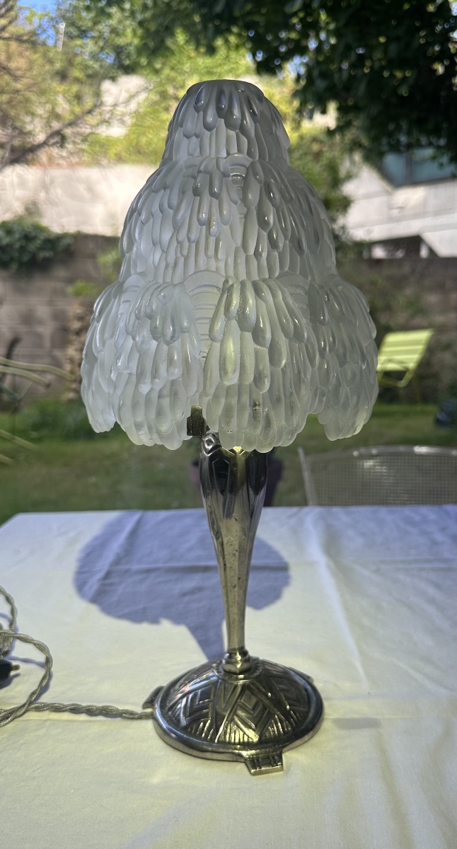 Lampe Art déco en verre moulé pressé