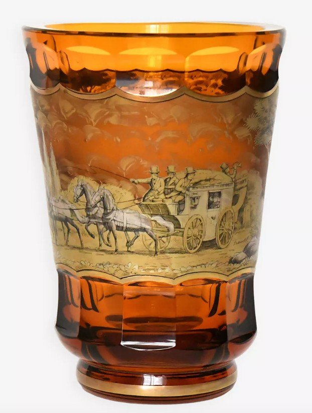 Vase en verre de Bohême décoré d'une frise en dorure représentant un diligent dans un paysage