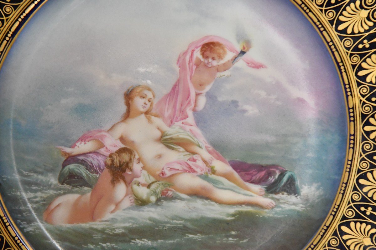 Assiette en porcelaine de Sévres à décor d'une scène mythologique représentant Vénus-photo-2
