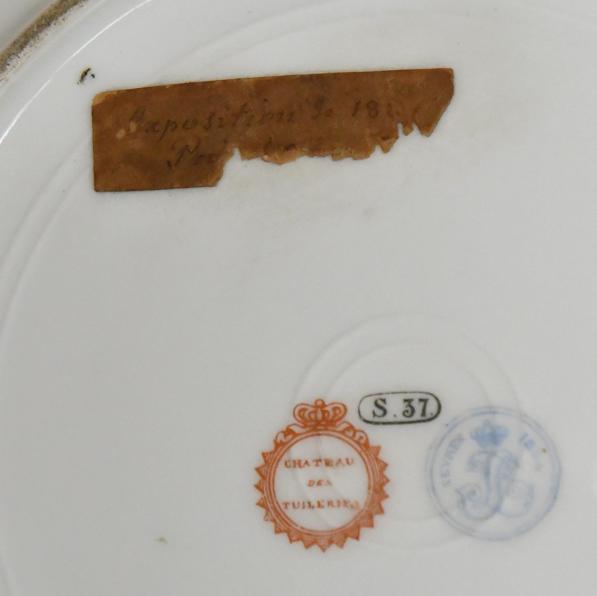 Assiette en porcelaine de Sévres à décor d'une scène mythologique représentant Vénus-photo-1