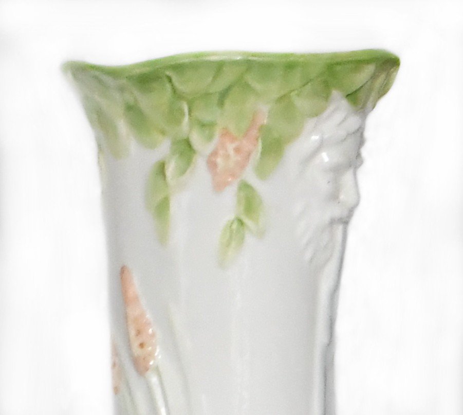 Vase sur sa colonne en céramique polychrome à décor florale-photo-3