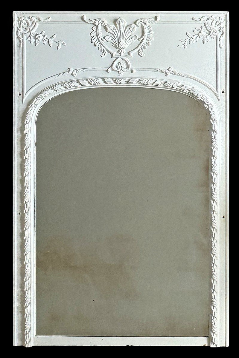 Trumeau de cheminée dans le style Louis XVI en bois et stuc peint en blanc