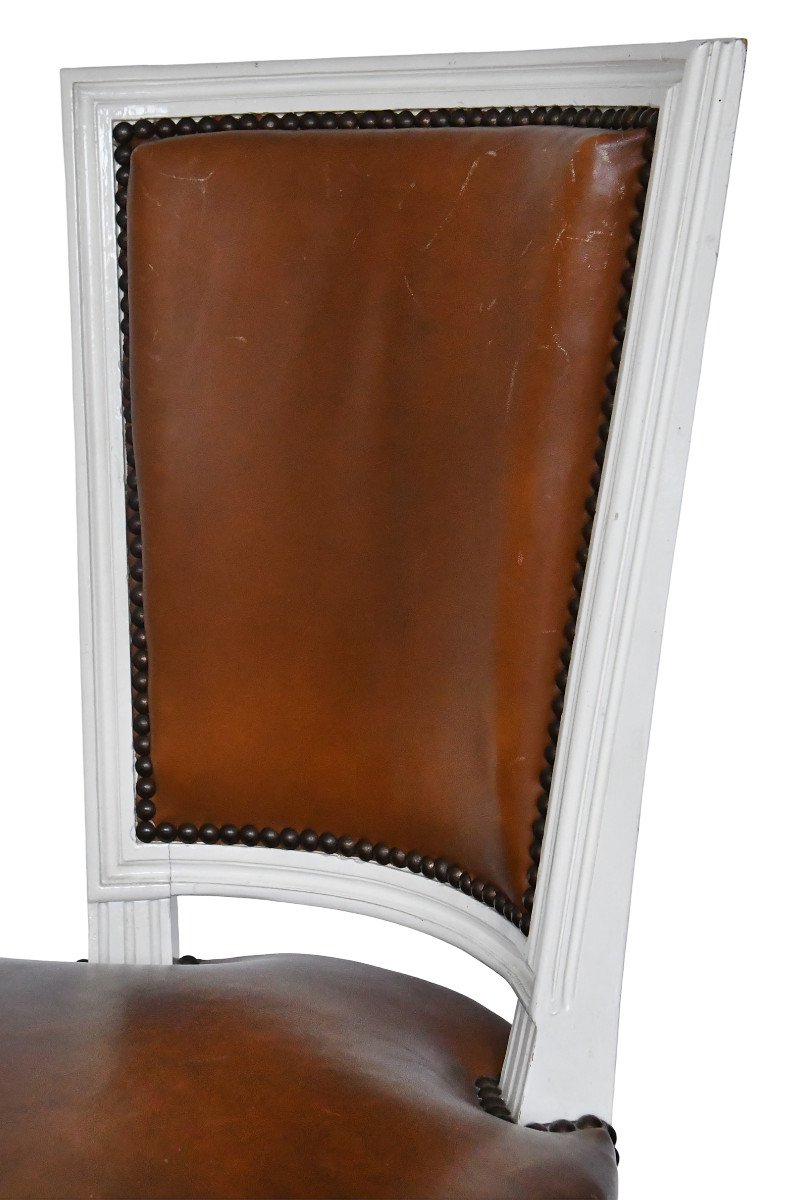 Suite de 8 chaises de style Louis XVI en bois peint blanc et garniture de cuir marron-photo-3