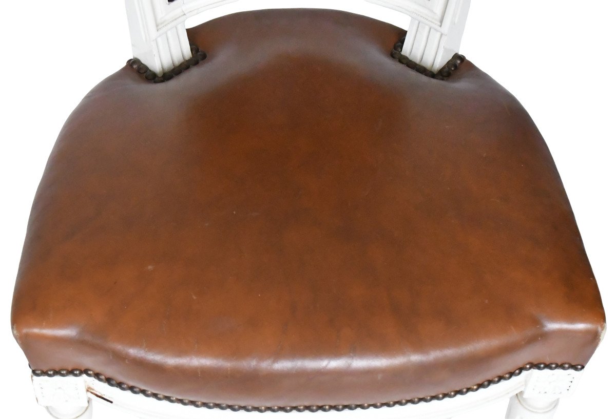 Suite de 8 chaises de style Louis XVI en bois peint blanc et garniture de cuir marron-photo-1