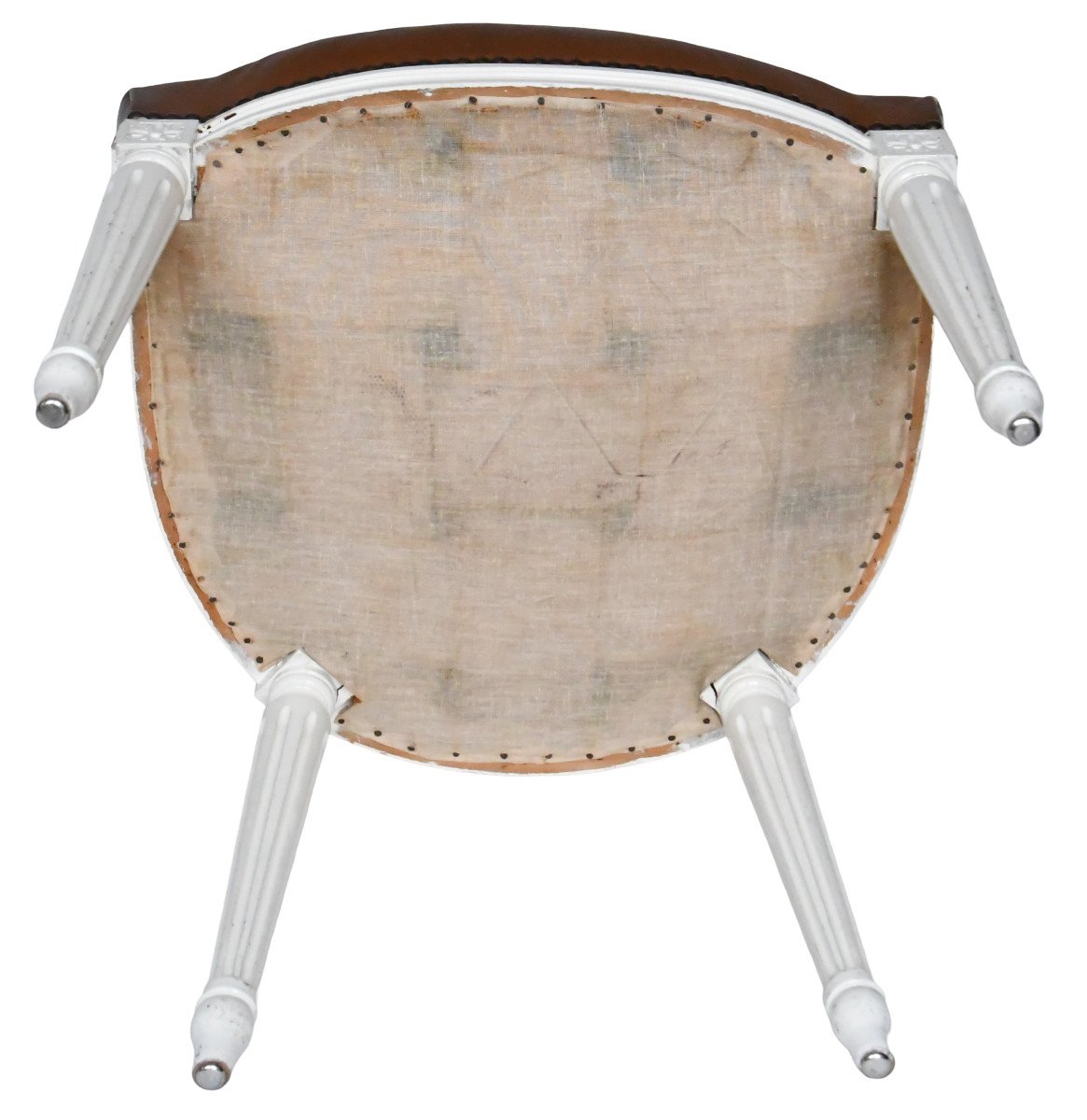 Suite de 8 chaises de style Louis XVI en bois peint blanc et garniture de cuir marron-photo-4