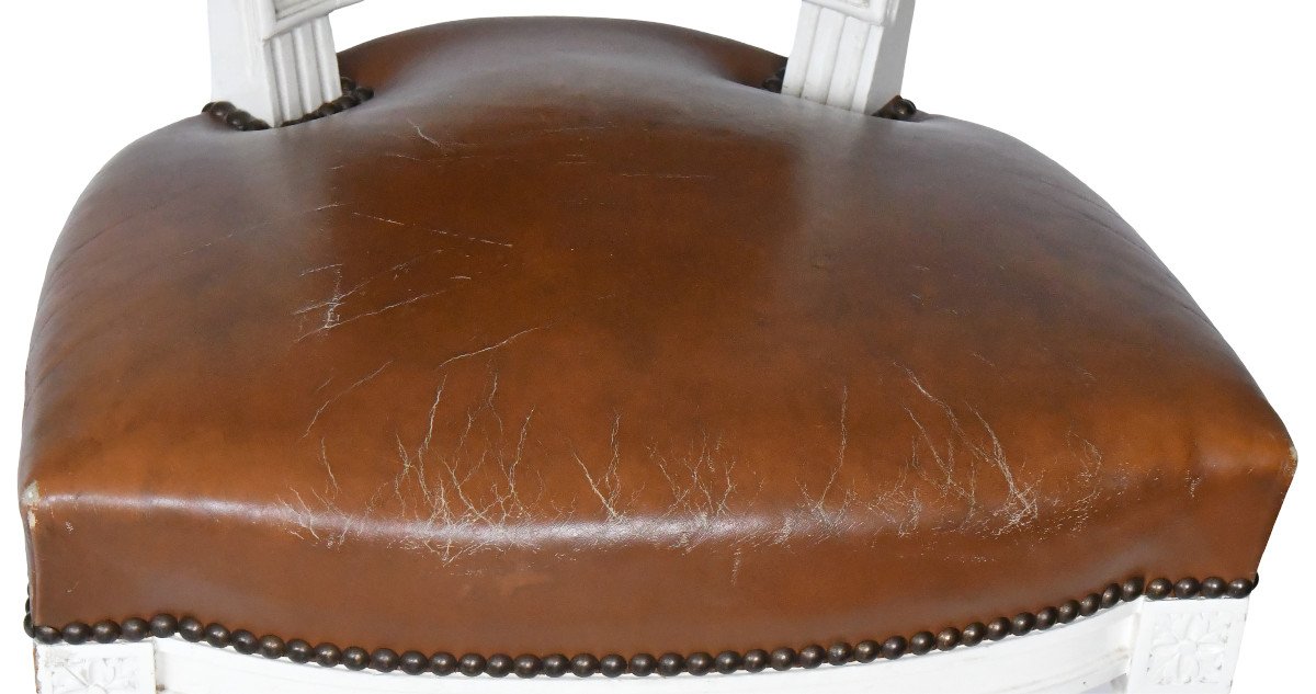 Suite de 8 chaises de style Louis XVI en bois peint blanc et garniture de cuir marron-photo-5