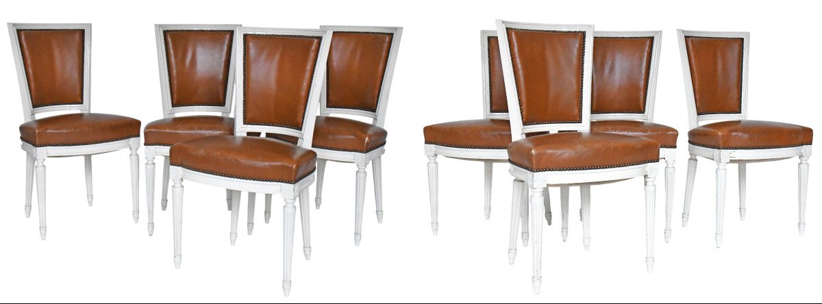 Suite de 8 chaises de style Louis XVI en bois peint blanc et garniture de cuir marron