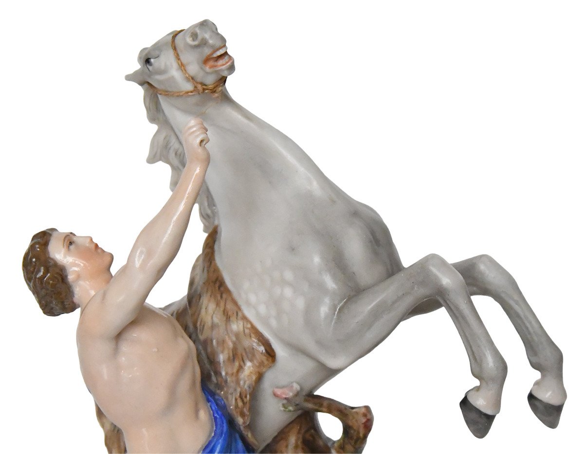 Groupe en porcelaine représentant un homme avec un cheval cabré-photo-2