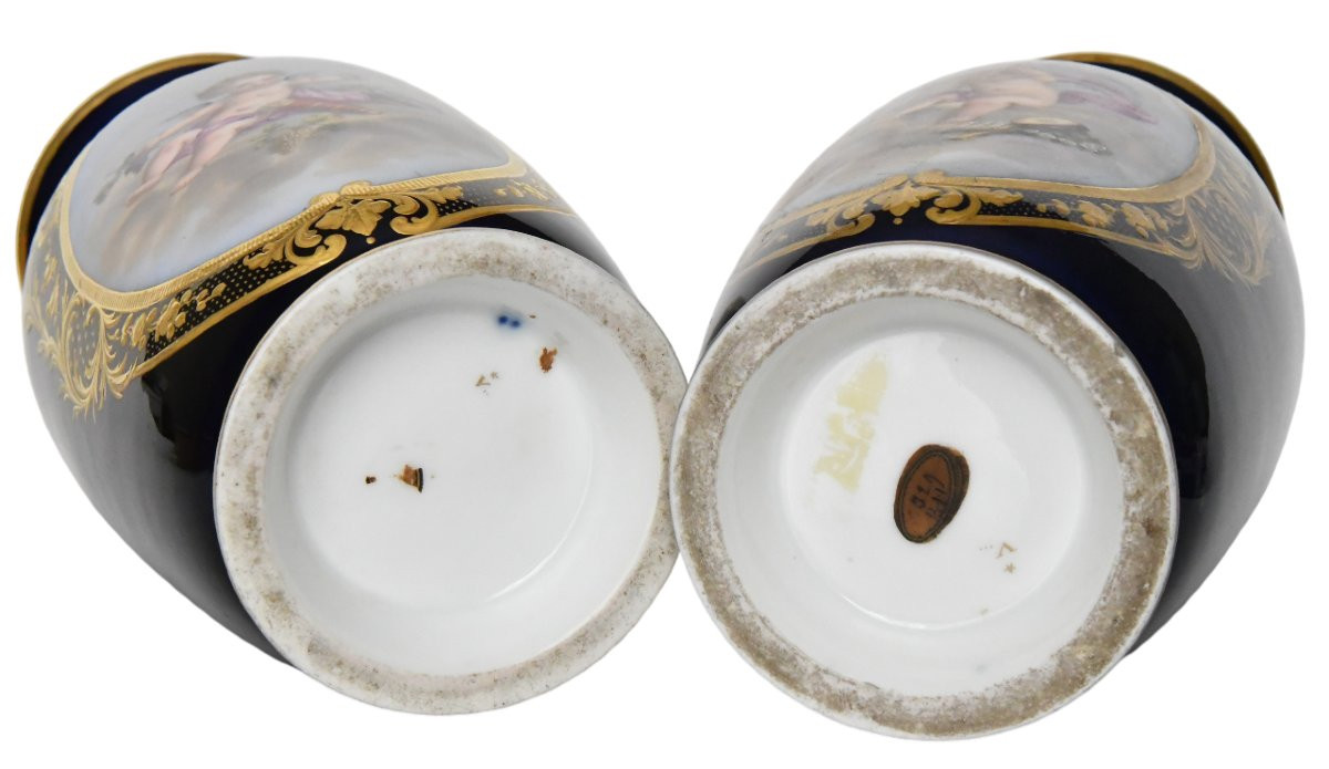 Paire de vases en porcelaine de Paris à décor des scènes de putti-photo-1
