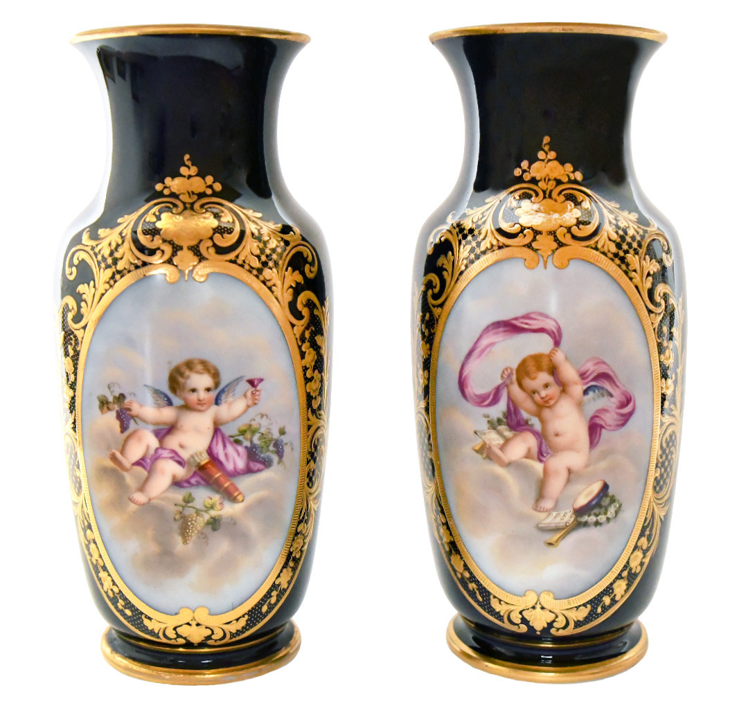 Paire de vases en porcelaine de Paris à décor des scènes de putti