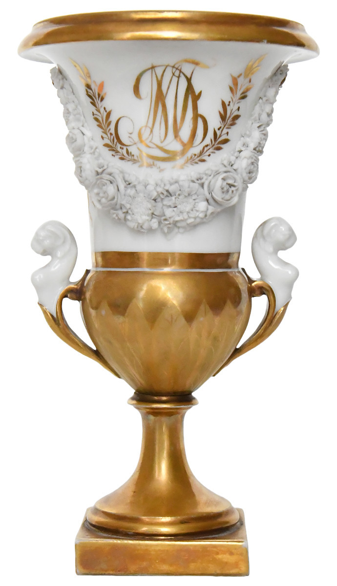 Vase en porcelaine de Meissen de forme Médicis à décor d'une guirlande de fleurs