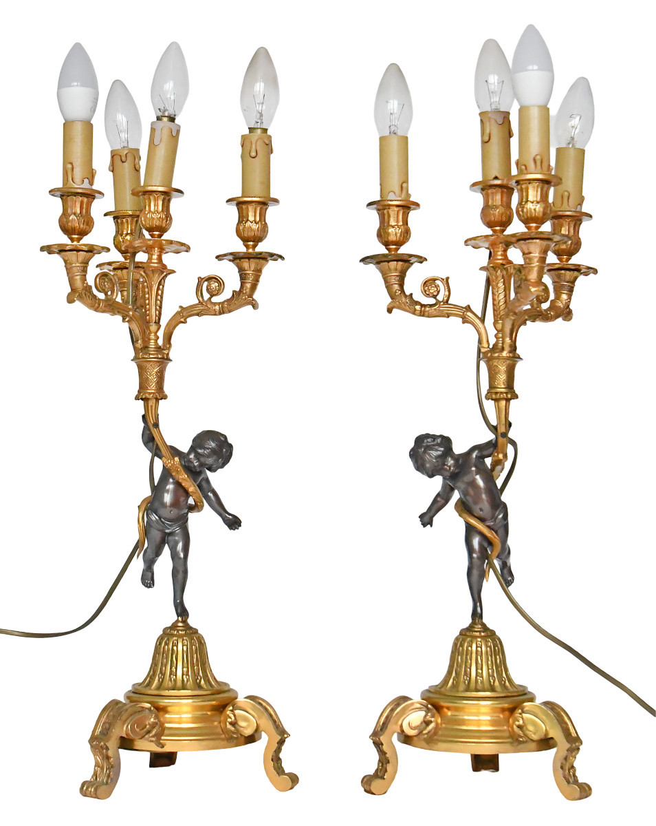 Paire de candélabres en bronze à décor de Putti soutenant des cornes d'abondances