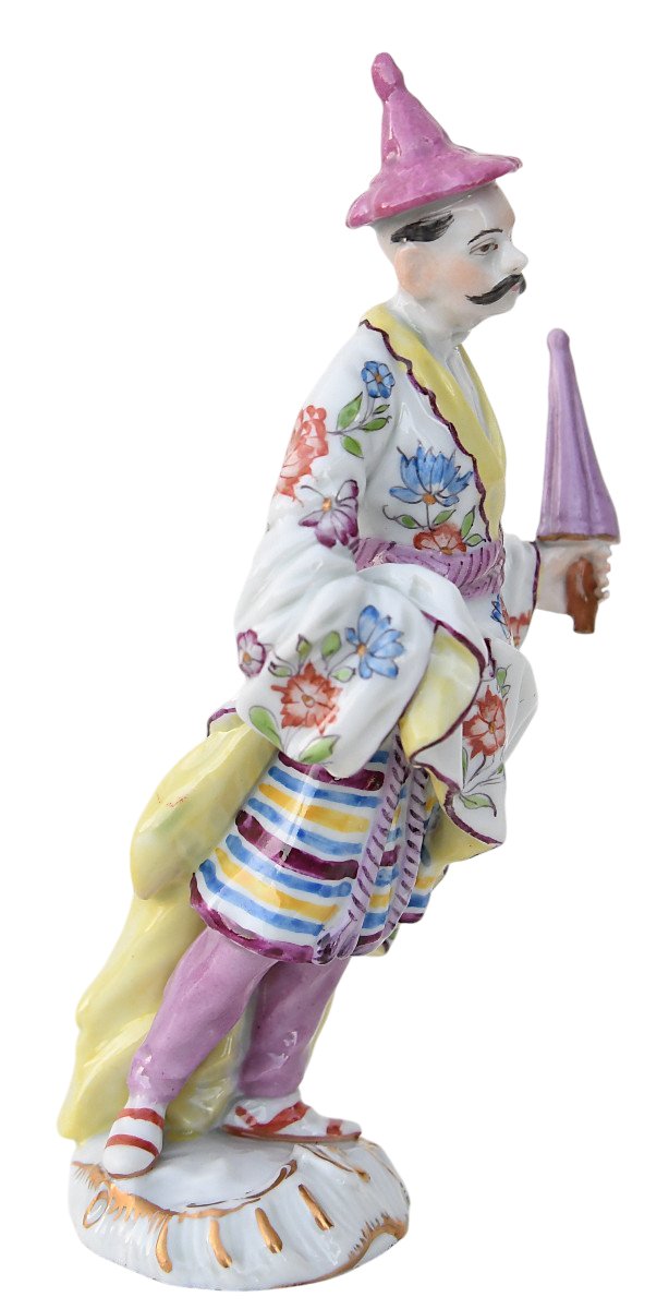 Statuette en porcelaine représentant un homme asiatique début tenant un parapluie -photo-2
