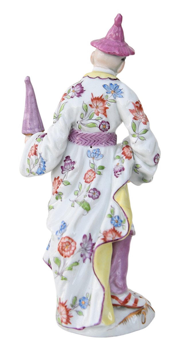 Statuette en porcelaine représentant un homme asiatique début tenant un parapluie -photo-4