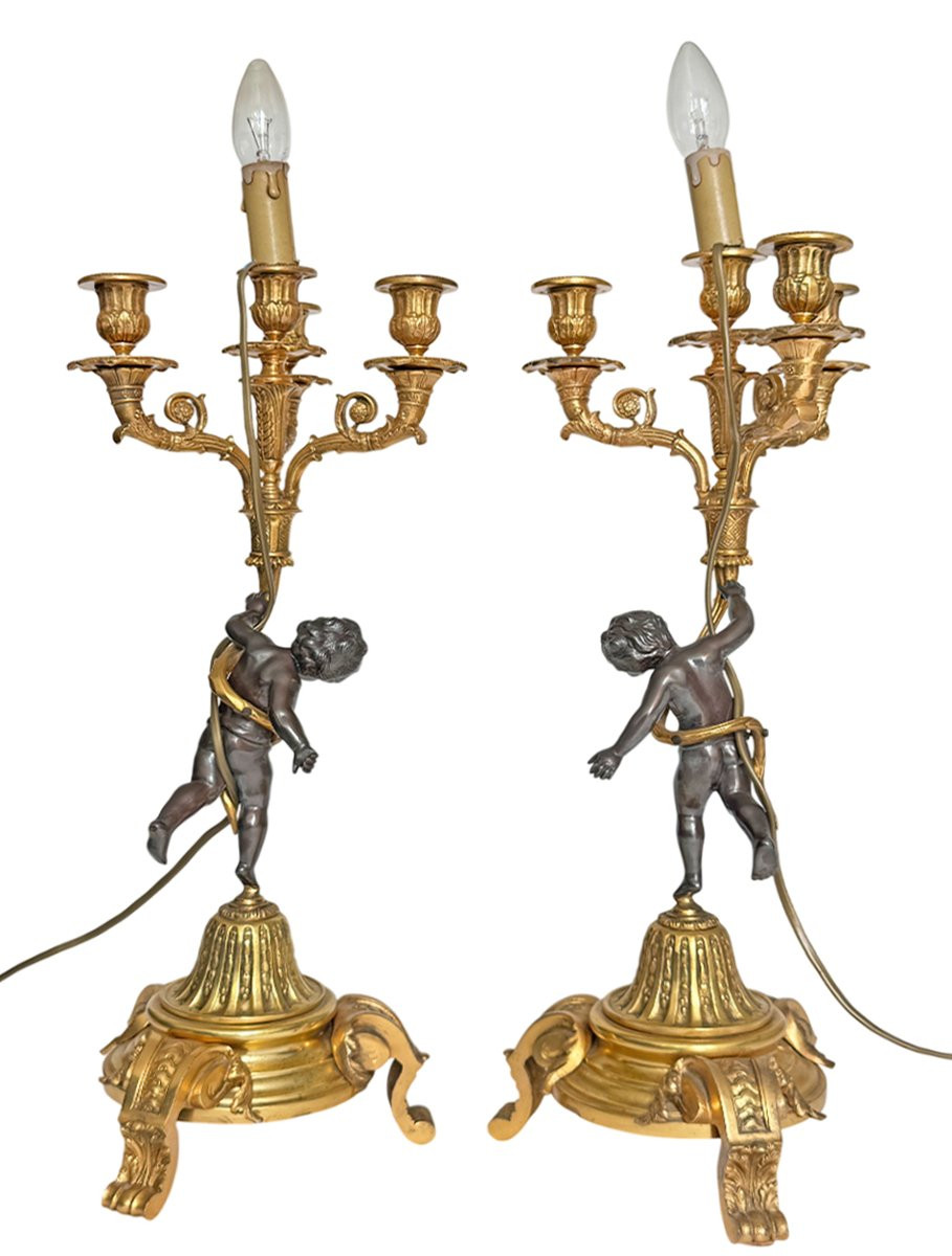 Paire de candélabres en bronze à décor de Putti soutenant des cornes d'abondances-photo-1