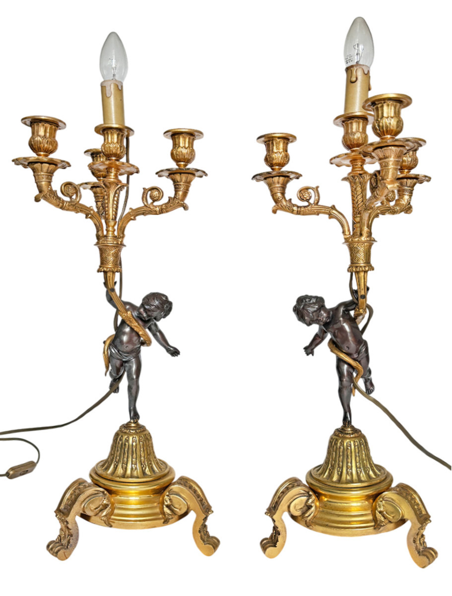 Paire de candélabres en bronze à décor de Putti soutenant des cornes d'abondances