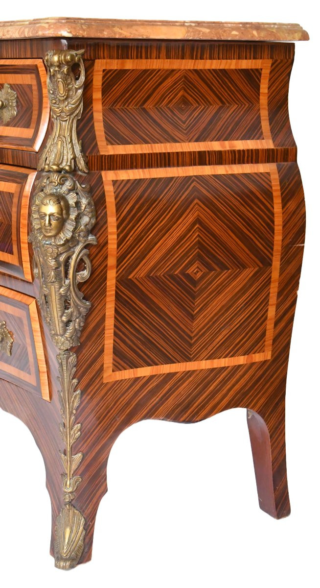 Commode de forme tombeau de style Louis XV en marqueterie à décor aux espagnolettes-photo-2
