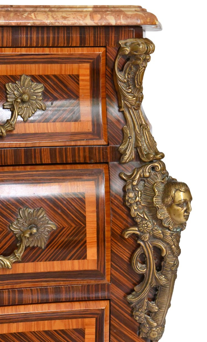 Commode de forme tombeau de style Louis XV en marqueterie à décor aux espagnolettes-photo-1